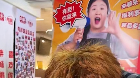 成都金发小伙春节后带着老婆一起来挑战4两韭叶面，看着就好吃！#谁懂这一口的好吃程度 #妈呀太香了 #