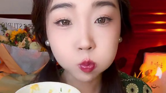 到手两瓶哦！贼下饭！空口吃都OK的那种！一瓶180g哈！#快吃吧大馋丫头 #美味下饭菜 #无辣不欢 