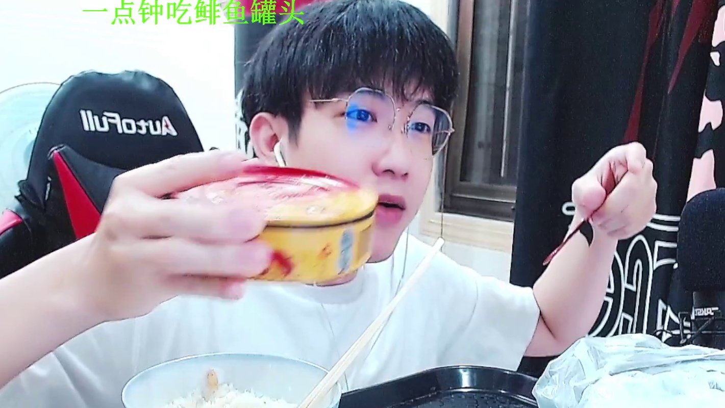 整罐鲱鱼罐头全吃完,汤泡饭