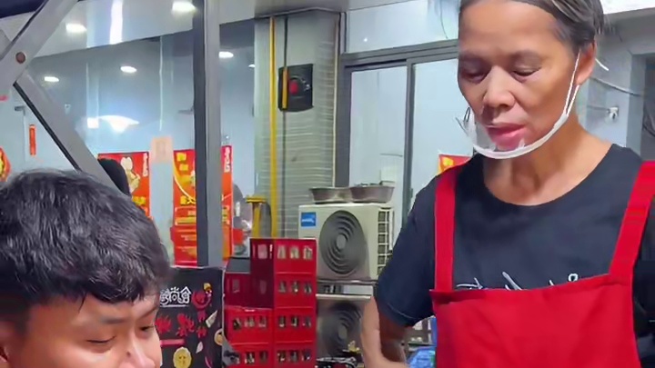 村长挑战10碗爆辣螺蛳粉，打破八戒记录多拿走2箱螺蛳粉~#螺蛳粉 #为城市美食打c