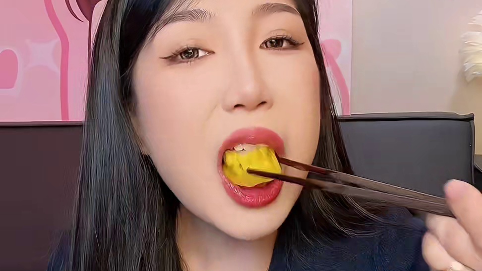 茶点来啦 这两天去自贡看了灯会吃了好多好吃的 还看了好几部电影 嘻嘻嘻#就问你们馋不馋就完了 #谁懂