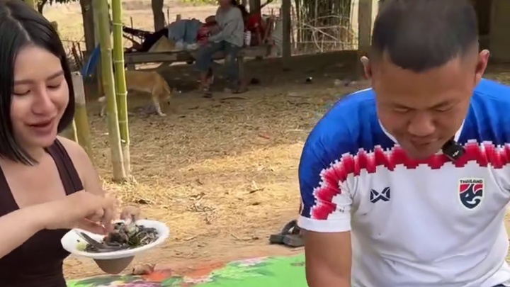 请妹子吃满籽蛋蛋蛙 #美食 #户外美食 #泰国美食 #津贴