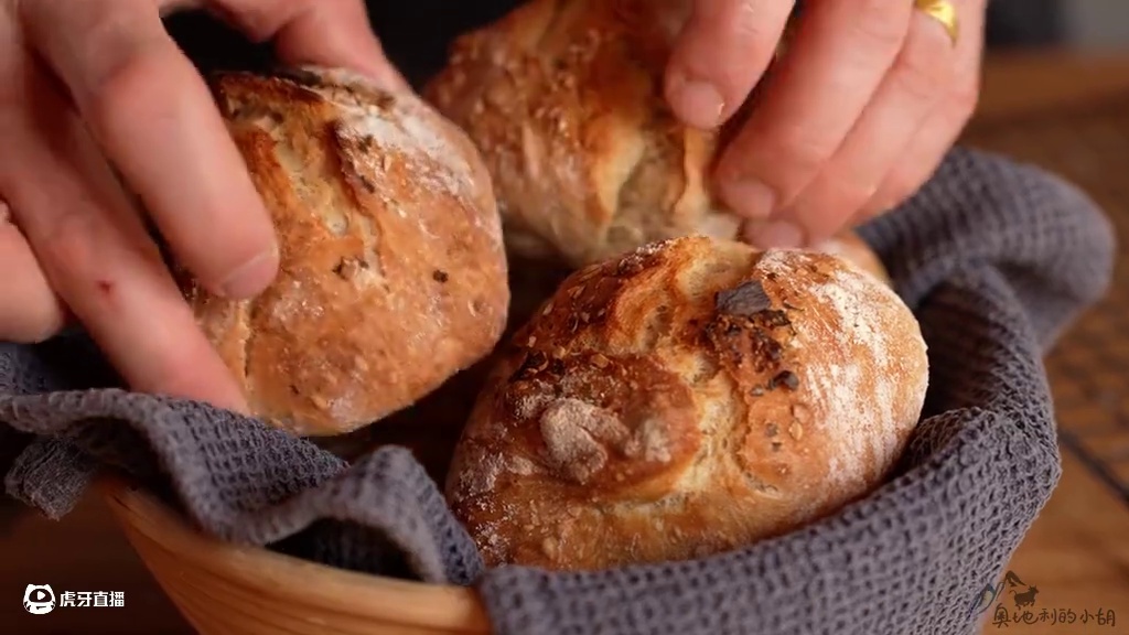 最简单的免揉面包，看看谁敢跟我叫板说不简单？！ 食谱（8个）： 斯佩耳特面粉/高精面粉 500g；糖
