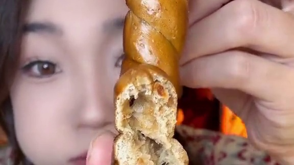 到手8个！都是没有蔗糖和油的哈！而且热量很友好！配料干净的！控嘴期姐妹放心吃哦
全麦碱水球：100大