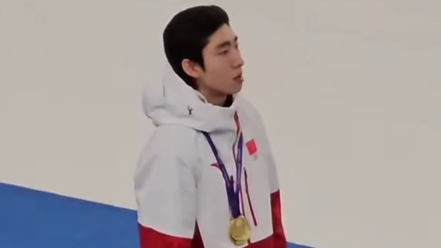 韩国女队员赛后恭喜林孝埈，不得不说咱们小林的魅力真不小啊！确实帅！