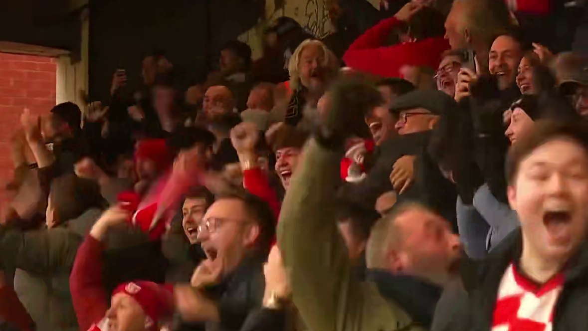 炸裂神仙球！英甲球队莱顿东方超远吊射 率先攻破英超豪门曼城球门 球迷陷入沸腾#足球的魅力 #莱顿东方