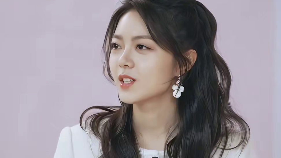 代言人赵今麦angel  带我们一同探访了七度空间工厂，不得不说麦麦real认真~做实验时的小表情也好可爱，简直就是戳到了咱的心巴上！今天也是为麦麦着迷的一天！