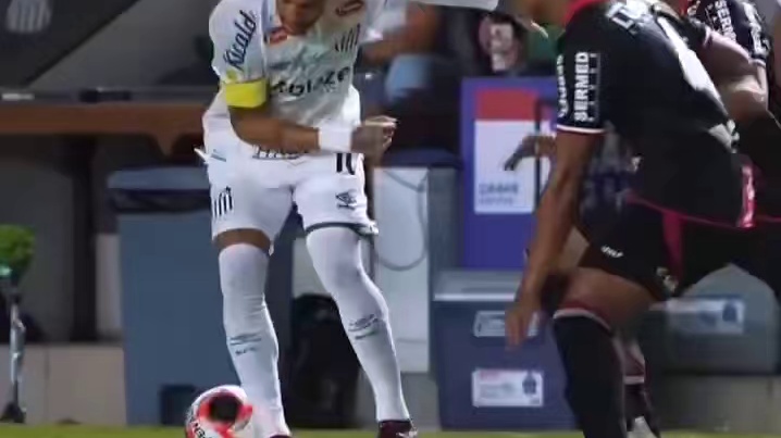 内马尔险再次遭受大伤，对抗中对手击中其脚踝#足球