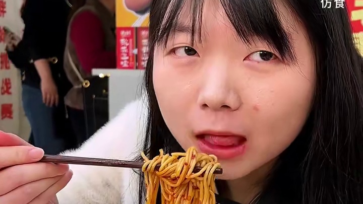 在黑龙江上学的美女来挑战，吃得好优雅！