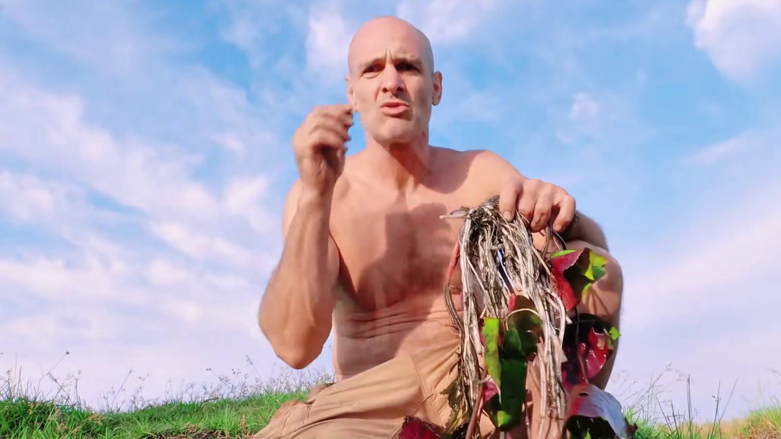 德爷单挑荒野告别单元，手撮梭镖叉虎鱼捡猴橙果，临了再烤条鲶鱼#单挑荒野 #荒野求生 #野外生存