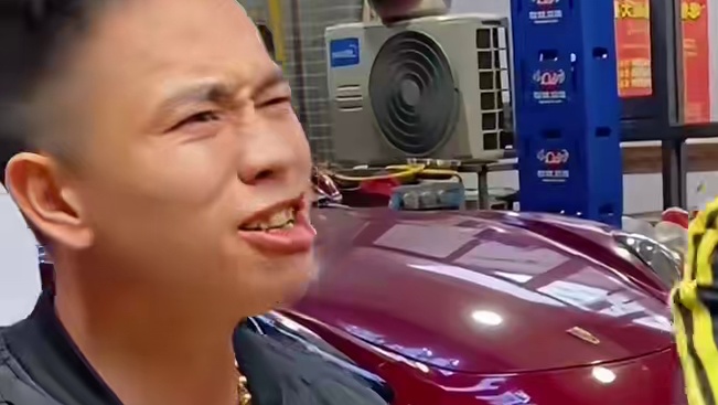 百万网红林少开跑车来挑战阿姨，狂赚阿姨50箱螺蛳粉~#螺蛳粉