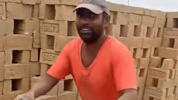 头一次见到用自行车拉砖的，和我想的真不一样 #搞笑配音