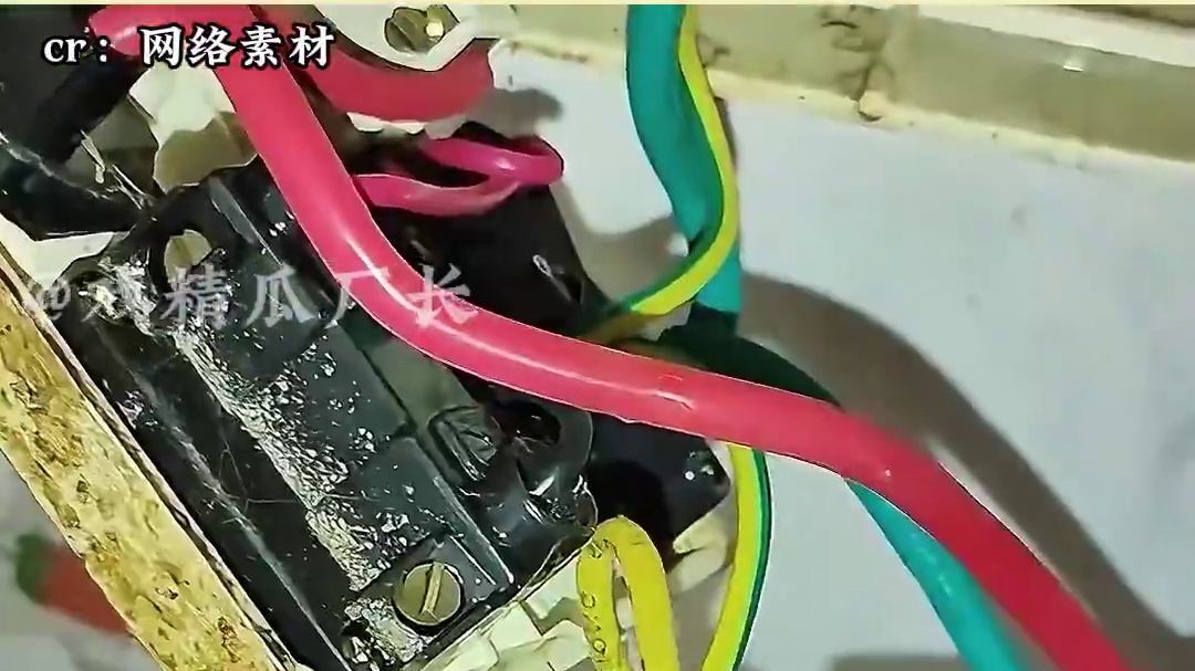 宿舍着火，还要刷脸逃跑？ #大学生  #大学宿舍  #消防安全  #万万没想到 #离谱