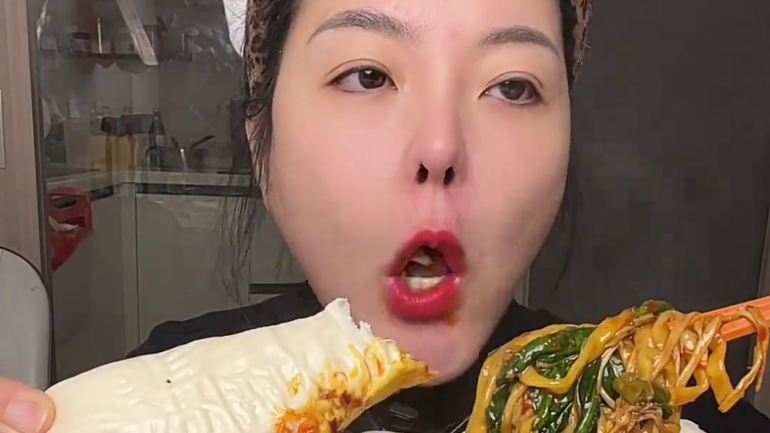 #一吃一个不吱声 #这一口简直香迷糊了 #晒美食是对平凡生活的热爱 #就爱这一口暖呼呼美食 #大口吃