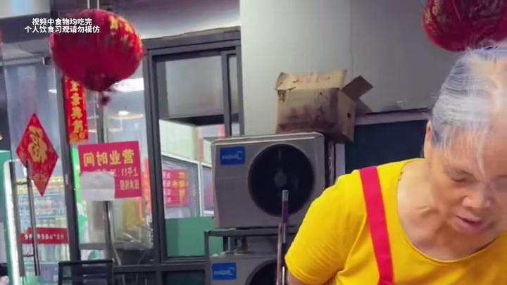 浙江帅哥挑战5两螺蛳粉~竟然2分钟吃完拿走500块现金~#螺蛳粉