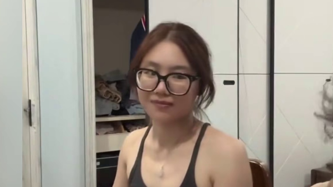 情侣搞笑日常，谈恋爱不犯贱，那多没意思#情侣日常 #男友迷惑行为 #犯贱男友 #看一遍笑一遍 #你家