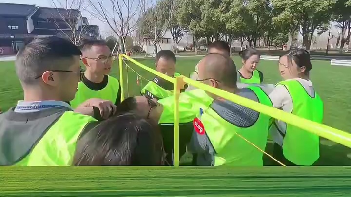 穿越电网 #穿越电网#穿越火线#电网游戏 经典拓展训练游戏推荐之穿越电网，这是一项经典的团队拓展游戏