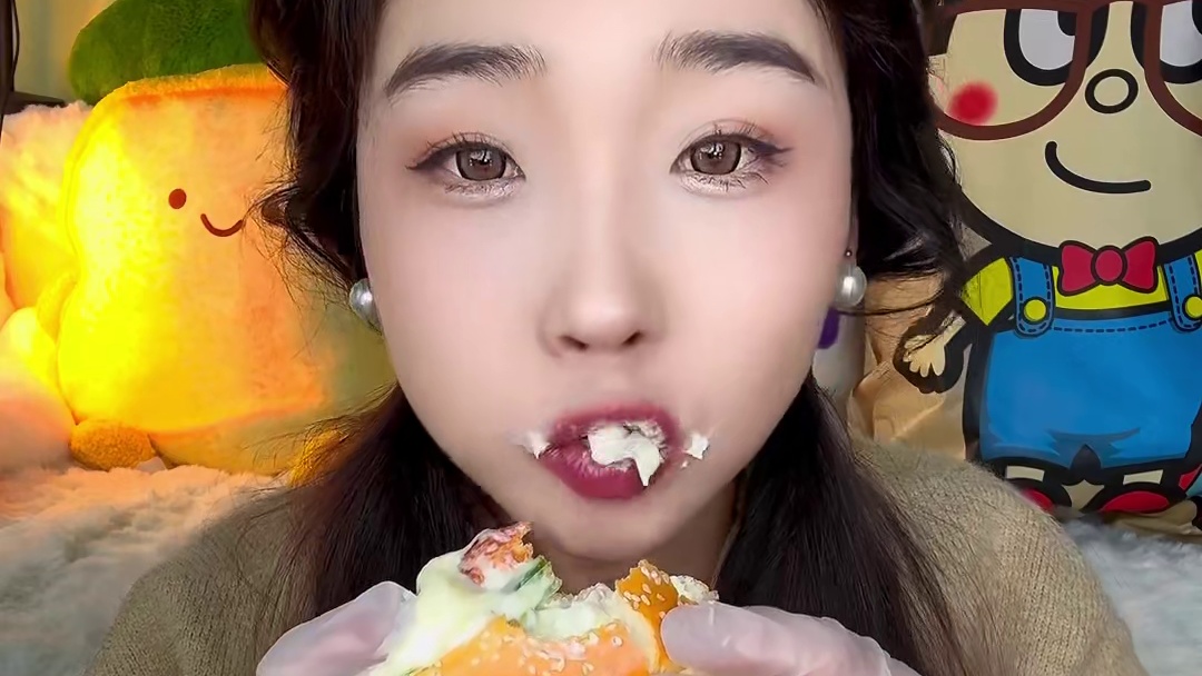 二合一吃起来是双倍快乐～听说又出了鸡蛋？有姐妹吃过吗！#妈呀太香了 #外酥里嫩 #花式新吃法 #汉堡