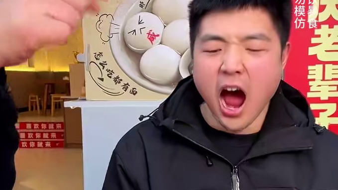 5分钟内吃完8个大汤圆就能带走夹的红包，小伙子能挑战成功吗？#美食 #挑战 #调料
