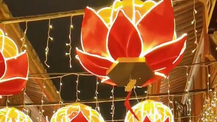 元宵佳节，平安喜乐，所许皆如愿，所行皆坦途，愿日子如熹光，温暖又安祥，万事皆顺意！