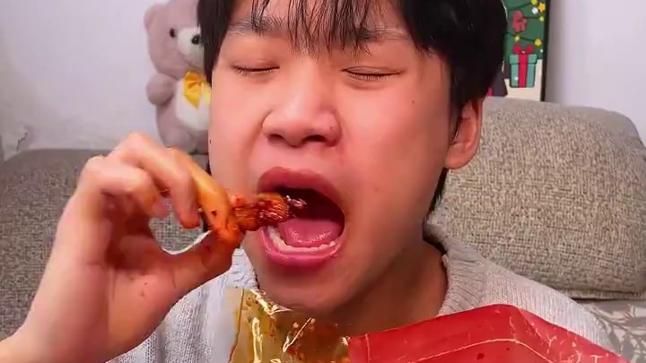 一口下去嚼劲十足，爆辣过瘾，能吃辣的千万不要错过了#好吃到停不下来 #无辣不欢 #零食推荐