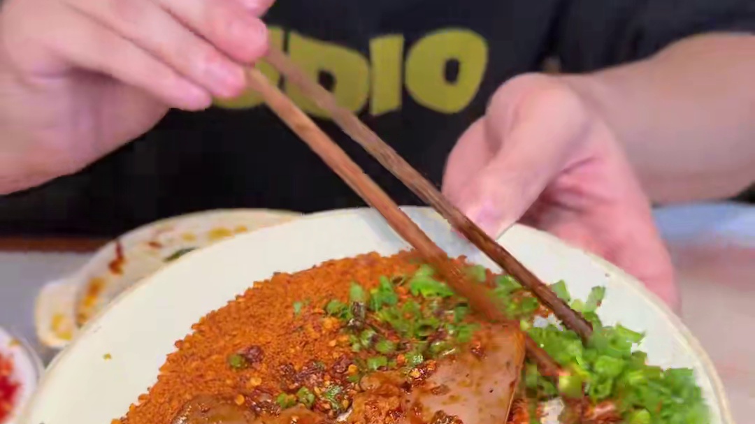 比两个头还大的鲜牛肉山，配上爆汁脆爽千层瀑布！火锅居然还能涮出肝腰合炒，这顿吃完才算把年过完了！ #