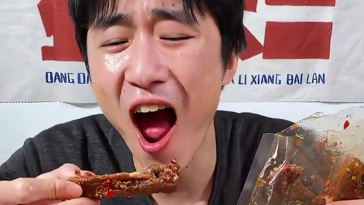 能吃辣的宝子一定要去试试这个爆辣鸭翅中，越啃越上头！#好吃到停不下来 #零食推荐 #追剧小零食 #无
