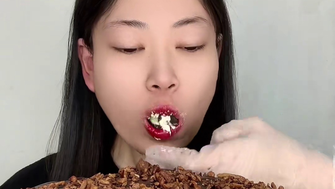 #无胚奶油蛋糕 #轻膳语梦龙派 到手10个 外层黑巧榛子 中间动物奶油奶酪夹心 入口即化 巧克力超浓