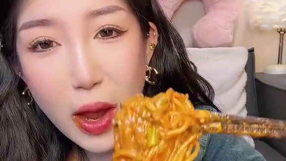 麻酱多多的热干面 爱吃我这样黏糊的一定要多煮会 捞起来的时候加点面汤 再加入酱料包就会黏黏糊糊的了 