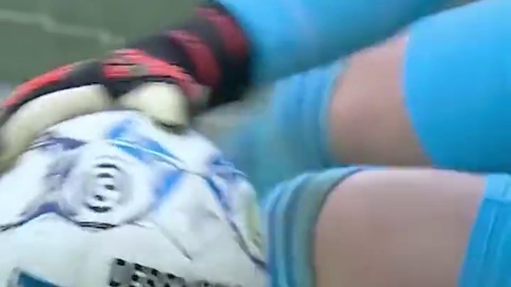 老门将球门线上接住足球，等待裁判确认后再拿起避免误判#足球 