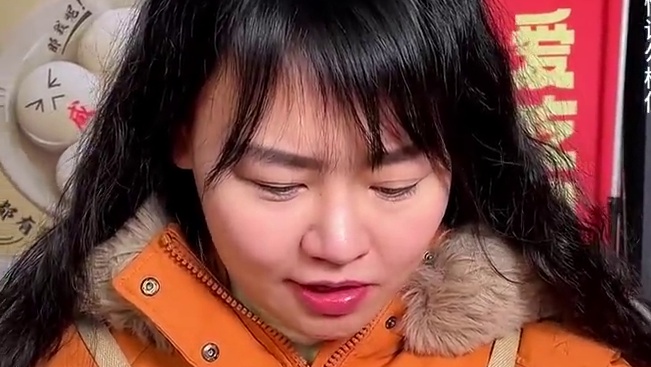 第一个挑战汤圆的女生！刚吃完5两米线接着挑战4个甜汤圆➕4个麻辣肉汤圆，居然还没吃饱？
