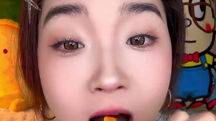 辣条还是得卫龙啊！脆脆的像薯片！#快吃吧大馋丫头 #办公室零食 #脆火火 #辣条永不过时