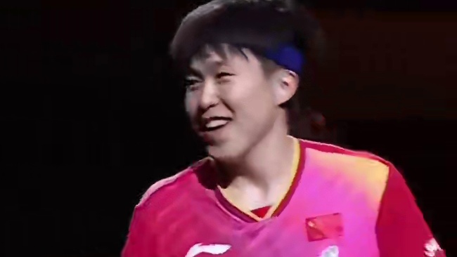 久违的笑容！王楚钦赢下比赛与相识教练握手，被逗笑 #王楚钦