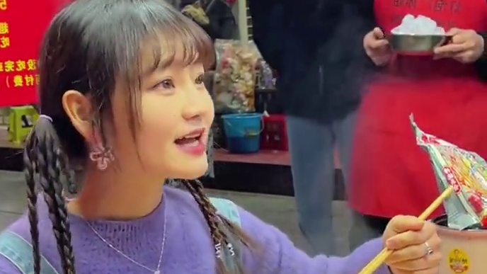 80斤的秋婷挑战冰火两重天，狂赚500快现金~#螺蛳粉