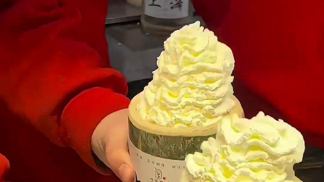 上海也有竹筒奶茶了！花76喝到了外滩新出的竹筒奶茶！没想到还在外滩擦了个地！？