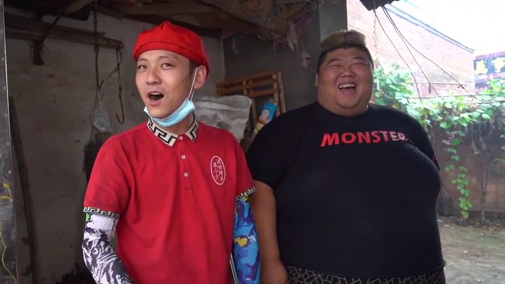 他来了，他来了，猴哥带着一只烤全羊给姥爷庆生，别说多过瘾了！