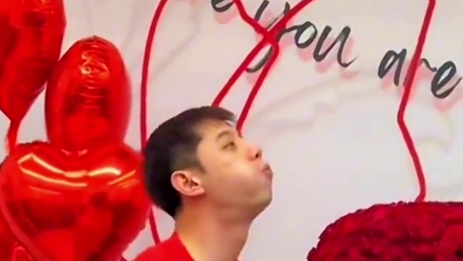 张继科过生日啦，粉丝准备大蛋糕，吹灭蜡烛的样子太可爱了