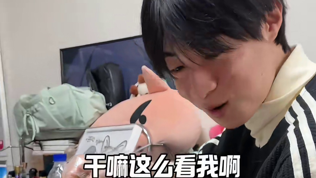 谁研究的呢这小腊肠哈哈哈哈 翻相册怎么这么多搞笑的视频哈哈哈哈越来越像我男朋友了#中韩情侣 #分享镜