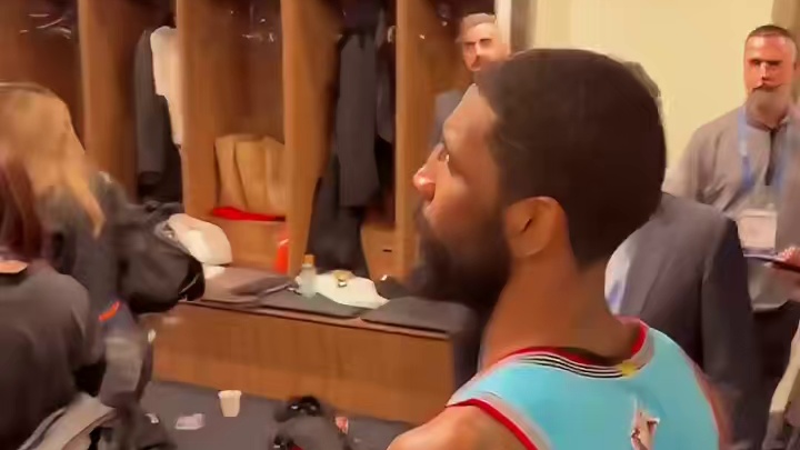 奥尼尔队夺冠后，欧文调皮抱着奖杯到对面巴克利队炫耀一番hhh就你嘚瑟，就你前任多​​​