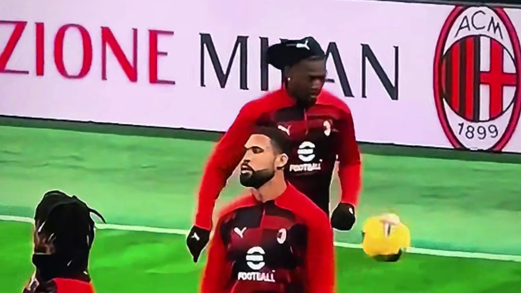 莱奥场边花式颠球，连续头顶球不落地