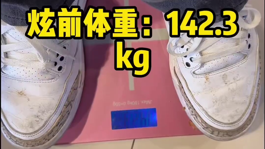 巨无霸牛肋排汉堡挑战！遭世界大力士冠军人身威胁？#汉堡 #挑战 #大口吃肉 #大牌试用