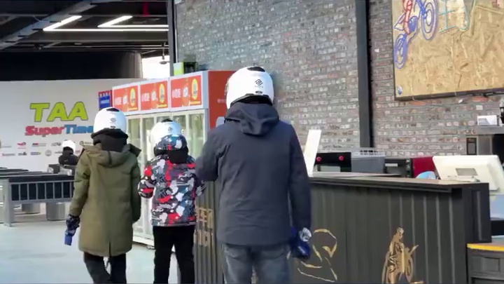 大兴北京大兴国际赛车场是玩卡丁车宝藏地，单人200cc卡丁车151元，工作人员热情，现场好。可囤，不