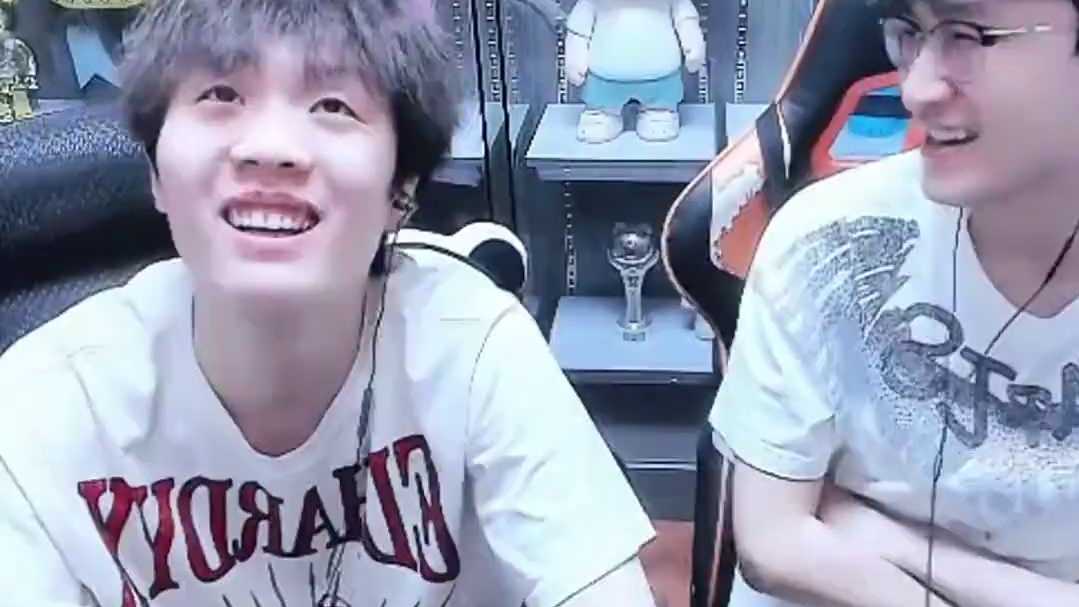 给大橘子忽悠的一愣一愣的 #逆水寒黄金服 #我浮夸真的要强 #浮夸666