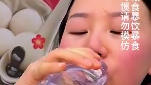 美女挑战加麻加辣，辣得面红耳赤差点加水失败！#美食 #挑战 #吃面 #调料