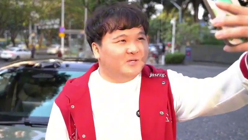 #陈伯全能王 #qq飞车 关佳鑫开播透露松凑帮背后老板实力并贬低陈伯手受伤不敢参加垫底赛