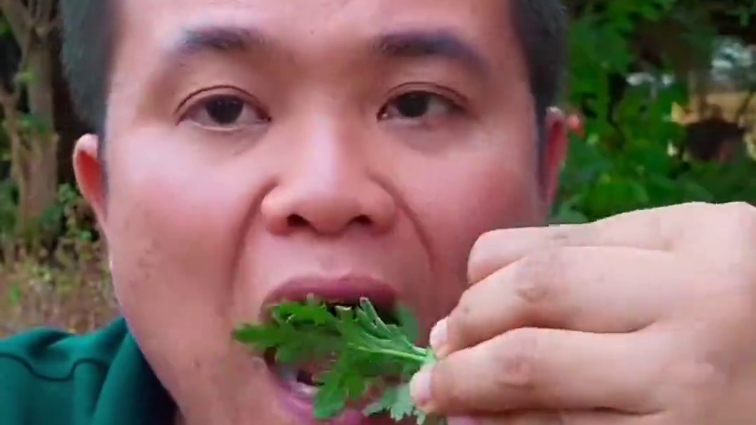 泰国小苦瓜剁椒️生呛大海虾 #泰国主播吃美食视频 #泰国美食 #大口吃海鲜真的太香了 #泰国大叔#内