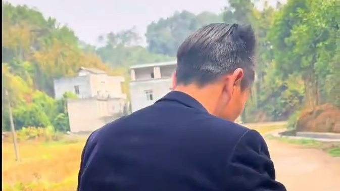 山村厨神小当家 今天水哥捡到个猪头  没想到烤着来吃还挺美味 #农村生活 #大山里的味道 #太香了 