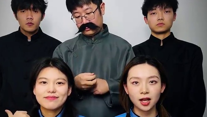 deespeek告诉我：PPT里的未来金光闪闪 