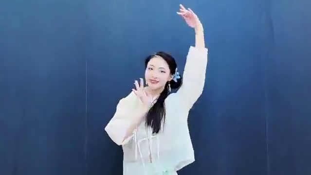 风雪依稀秋白发尾
灯火葳蕤 揉皱你眼眉
#牵丝戏 #牵丝戏舞蹈 #古典舞 #舞蹈翻跳