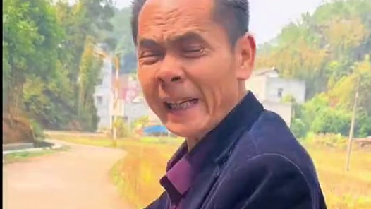 山村厨神小当家 今天水哥捡到个猪头  没想到烤着来吃还挺美味 #农村生活 #大山里的味道 #太香了 